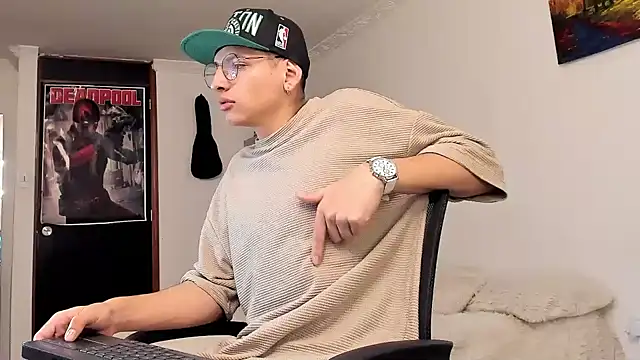 Snapshot of a_lejandro_0_8 chatting on December 24, 2024, 9:00 pm a lejandro 0 8 online show from December 24, 2024, 9:00 pm