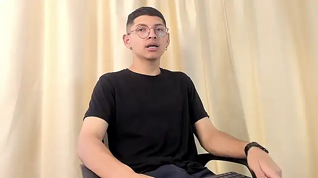 Snapshot of a_lejandro_0_8 chatting on January 18, 2025, 2:44 pm a lejandro 0 8 online show from January 18, 2025, 2:44 pm