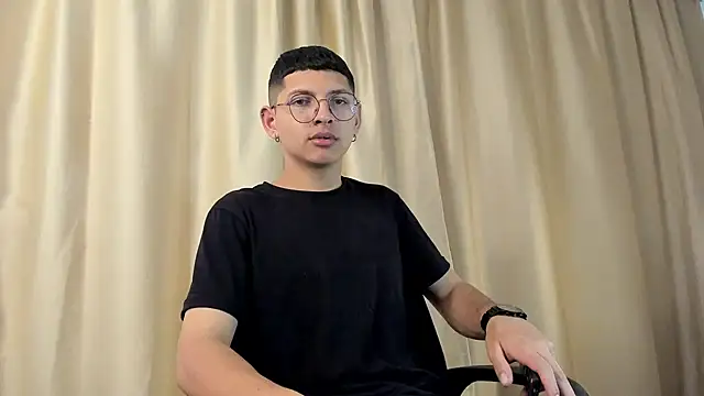 Snapshot of a_lejandro_0_8 chatting on January 18, 2025, 10:39 pm a lejandro 0 8 online show from January 18, 2025, 10:39 pm