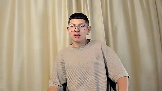 Snapshot of a_lejandro_0_8 chatting on January 19, 2025, 5:05 am a lejandro 0 8 online show from January 19, 2025, 5:05 am