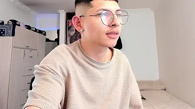 Snapshot of a_lejandro_0_8 chatting on January 21, 2025, 7:17 pm a lejandro 0 8 online show from January 21, 2025, 7:17 pm