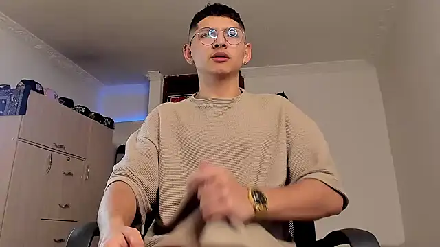 Snapshot of a_lejandro_0_8 chatting on January 21, 2025, 10:19 pm a lejandro 0 8 online show from January 21, 2025, 10:19 pm