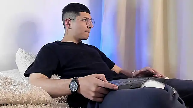 Snapshot of a_lejandro_0_8 chatting on January 26, 2025, 4:41 am a lejandro 0 8 online show from January 26, 2025, 4:41 am