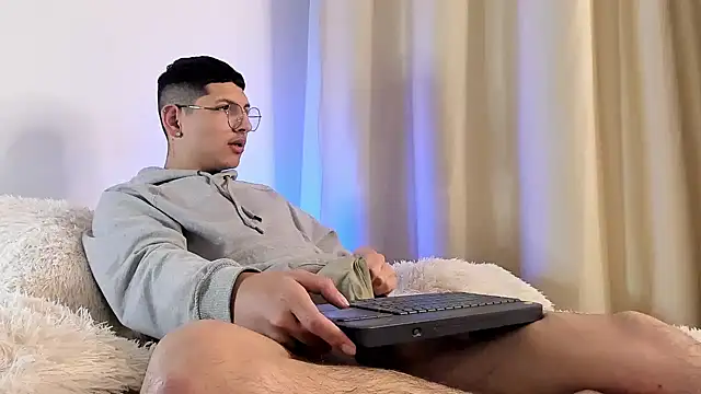 Snapshot of a_lejandro_0_8 chatting on January 27, 2025, 4:20 am a lejandro 0 8 online show from January 27, 2025, 4:20 am