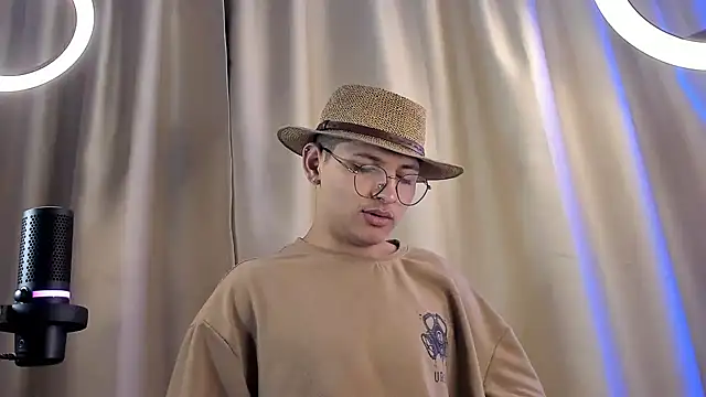 Snapshot of a_lejandro_0_8 chatting on February 4, 2025, 7:07 am a lejandro 0 8 online show from February 4, 2025, 7:07 am