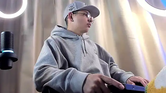 Snapshot of a_lejandro_0_8 chatting on February 5, 2025, 1:04 am a lejandro 0 8 online show from February 5, 2025, 1:04 am