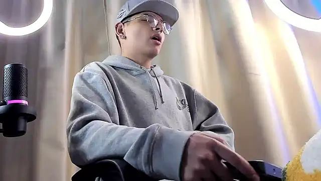 Snapshot of a_lejandro_0_8 chatting on February 5, 2025, 4:06 am a lejandro 0 8 online show from February 5, 2025, 4:06 am