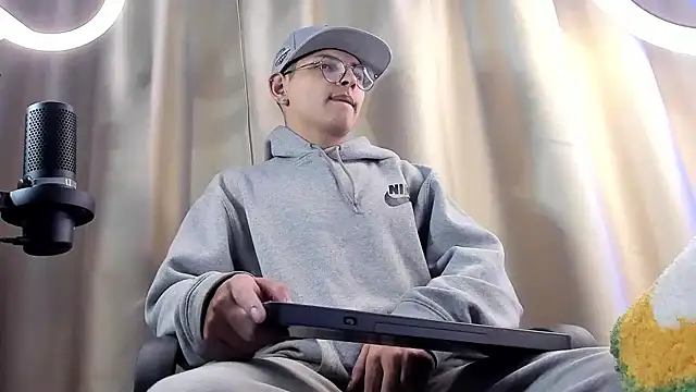 Snapshot of a_lejandro_0_8 chatting on February 5, 2025, 7:07 am a lejandro 0 8 online show from February 5, 2025, 7:07 am