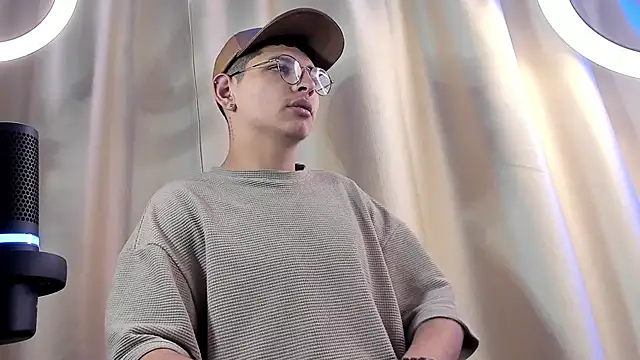 Snapshot of a_lejandro_0_8 chatting on February 5, 2025, 10:22 pm a lejandro 0 8 online show from February 5, 2025, 10:22 pm