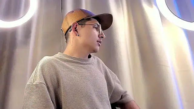 Snapshot of a_lejandro_0_8 chatting on February 6, 2025, 4:31 am a lejandro 0 8 online show from February 6, 2025, 4:31 am