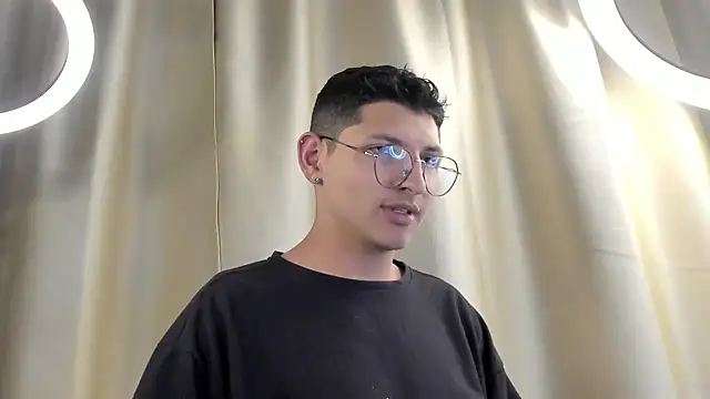 Snapshot of a_lejandro_0_8 chatting on February 6, 2025, 8:07 am a lejandro 0 8 online show from February 6, 2025, 8:07 am