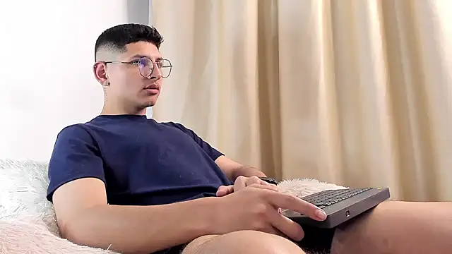 Snapshot of a_lejandro_0_8 chatting on February 7, 2025, 4:16 am a lejandro 0 8 online show from February 7, 2025, 4:16 am