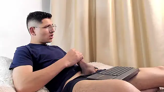 Snapshot of a_lejandro_0_8 chatting on February 7, 2025, 10:19 am a lejandro 0 8 online show from February 7, 2025, 10:19 am