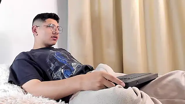 Snapshot of a_lejandro_0_8 chatting on February 8, 2025, 6:33 am a lejandro 0 8 online show from February 8, 2025, 6:33 am