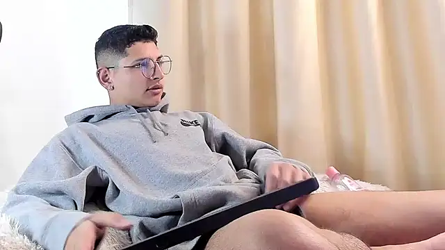 Snapshot of a_lejandro_0_8 chatting on February 9, 2025, 1:03 pm a lejandro 0 8 online show from February 9, 2025, 1:03 pm