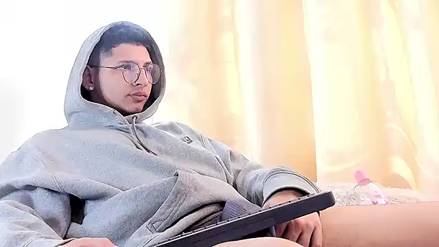 Snapshot of a_lejandro_0_8 chatting on February 9, 2025, 7:41 pm a lejandro 0 8 online show from February 9, 2025, 7:41 pm