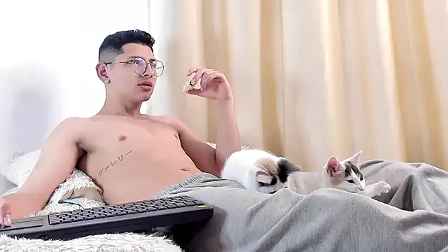 Snapshot of a_lejandro_0_8 chatting on February 10, 2025, 3:21 pm a lejandro 0 8 online show from February 10, 2025, 3:21 pm