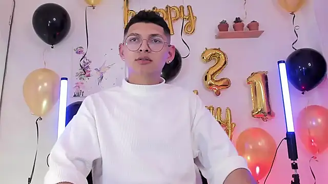 Snapshot of a_lejandro_0_8 chatting on February 18, 2025, 10:58 pm a lejandro 0 8 online show from February 18, 2025, 10:58 pm