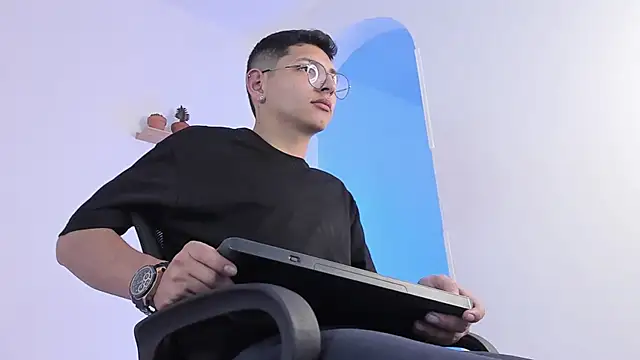 Snapshot of a_lejandro_0_8 chatting on February 27, 2025, 5:13 am a lejandro 0 8 online show from February 27, 2025, 5:13 am