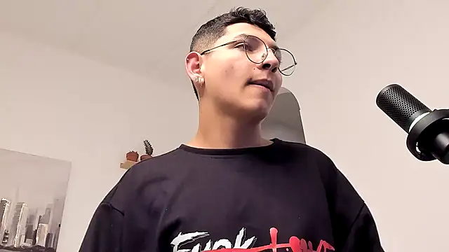 Snapshot of a_lejandro_0_8 chatting on March 7, 2025, 10:10 pm a lejandro 0 8 online show from March 7, 2025, 10:10 pm