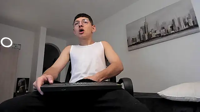 Snapshot of a_lejandro_0_8 chatting on March 10, 2025, 2:37 pm a lejandro 0 8 online show from March 10, 2025, 2:37 pm