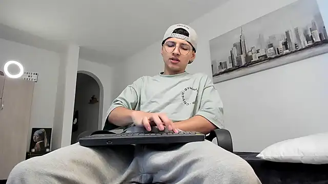 Snapshot of a_lejandro_0_8 chatting on March 10, 2025, 9:07 pm a lejandro 0 8 online show from March 10, 2025, 9:07 pm