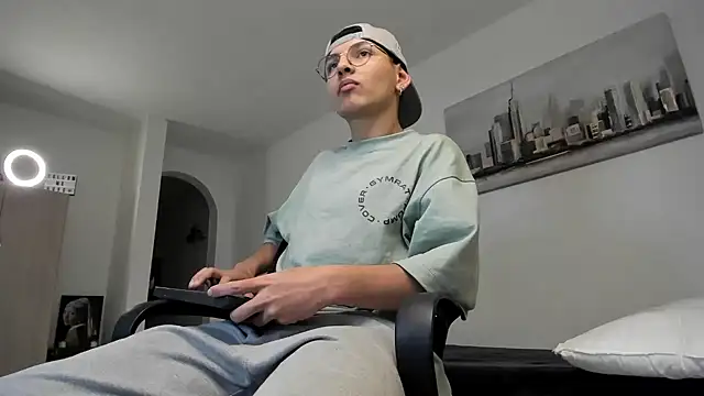 Snapshot of a_lejandro_0_8 chatting on March 11, 2025, 6:21 am a lejandro 0 8 online show from March 11, 2025, 6:21 am