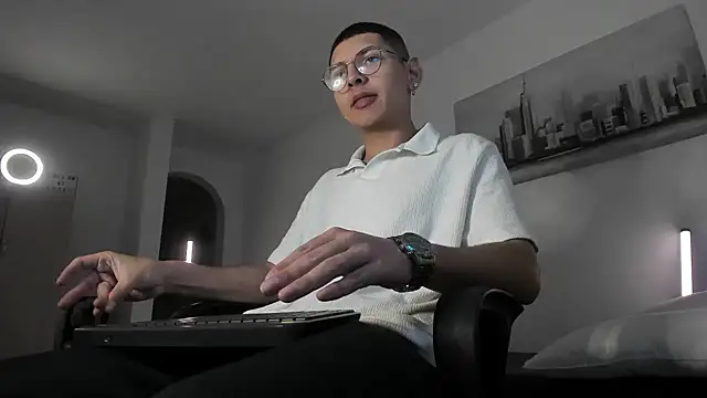 Snapshot of a_lejandro_0_8 chatting on March 16, 2025, 7:48 am a lejandro 0 8 online show from March 16, 2025, 7:48 am