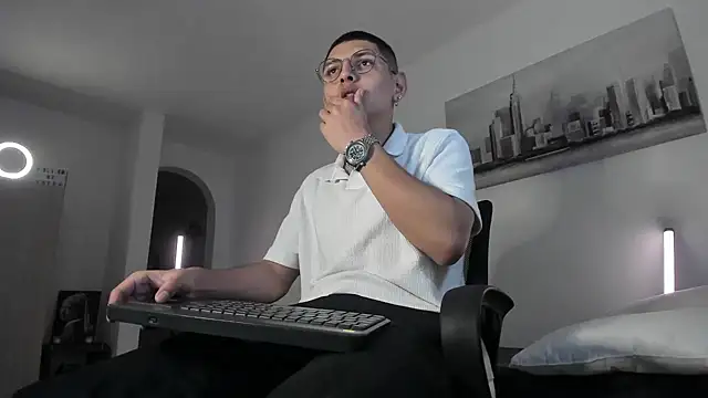 Snapshot of a_lejandro_0_8 chatting on March 16, 2025, 10:55 am a lejandro 0 8 online show from March 16, 2025, 10:55 am