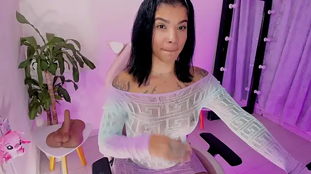 EmmaRusellx online show from April 27, 2026, 11:58 pm
