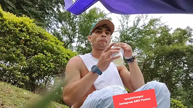 sexyboycolombi4 online show from February 24, 2025, 9:52 pm