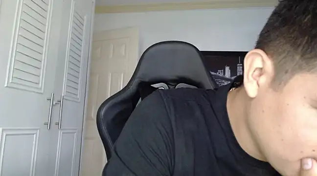 Snapshot of Plug_Control chatting on February 13, 2025, 2:09 pm Plug Control online show from February 13, 2025, 2:09 pm