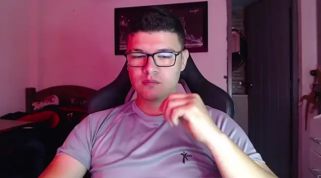 Snapshot of Plug_Control chatting on February 19, 2025, 1:17 pm Plug Control online show from February 19, 2025, 1:17 pm