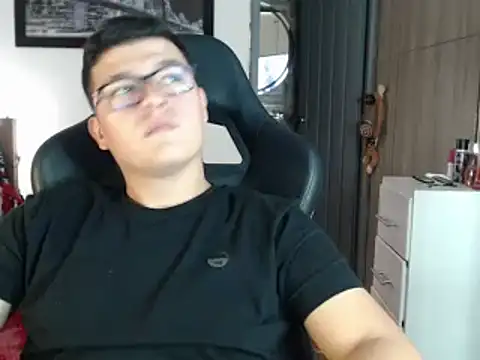 Snapshot of Plug_Control chatting on February 21, 2025, 10:37 pm Plug Control online show from February 21, 2025, 10:37 pm