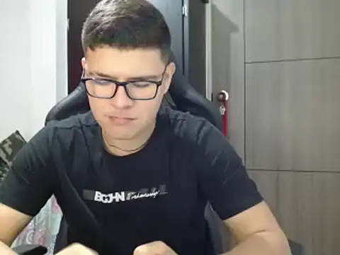 Snapshot of Plug_Control chatting on March 6, 2025, 3:02 pm Plug Control online show from March 6, 2025, 3:02 pm