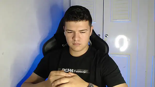 Snapshot of Plug_Control chatting on September 12, 2025, 4:45 am Plug Control online show from September 12, 2025, 4:45 am