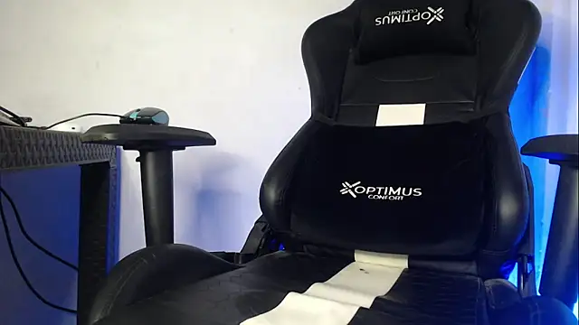 Snapshot of Plug_Control chatting on September 13, 2025, 5:29 am Plug Control online show from September 13, 2025, 5:29 am