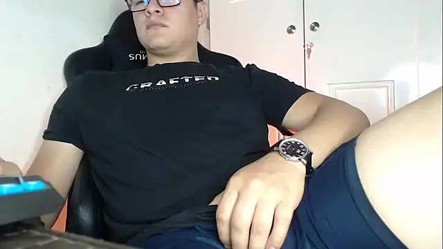 Snapshot of Plug_Control chatting on September 18, 2025, 3:30 am Plug Control online show from September 18, 2025, 3:30 am