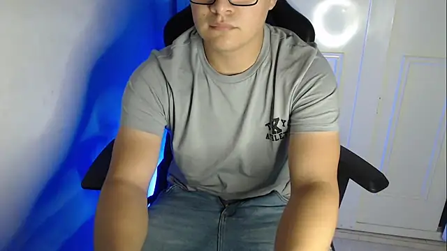 Snapshot of Plug_Control chatting on September 19, 2025, 5:20 am Plug Control online show from September 19, 2025, 5:20 am