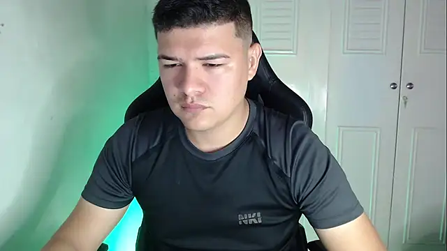 Snapshot of Plug_Control chatting on September 22, 2025, 3:14 pm Plug Control online show from September 22, 2025, 3:14 pm