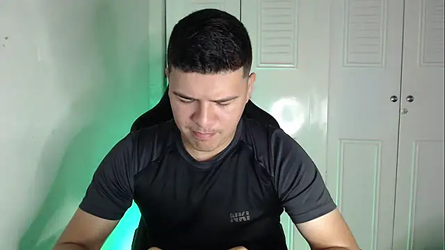 Snapshot of Plug_Control chatting on September 23, 2025, 2:31 pm Plug Control online show from September 23, 2025, 2:31 pm