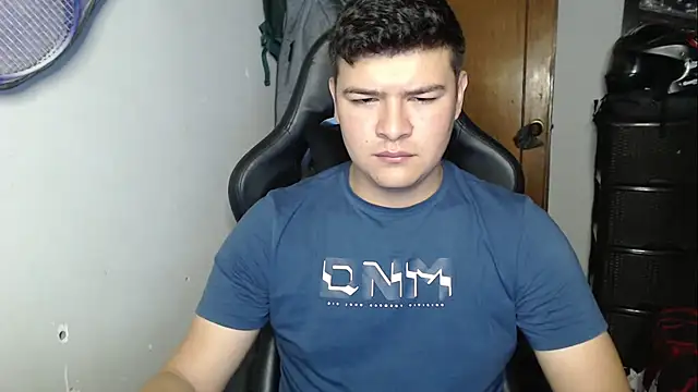 Snapshot of Plug_Control chatting on December 5, 2025, 7:10 pm Plug Control online show from December 5, 2025, 7:10 pm