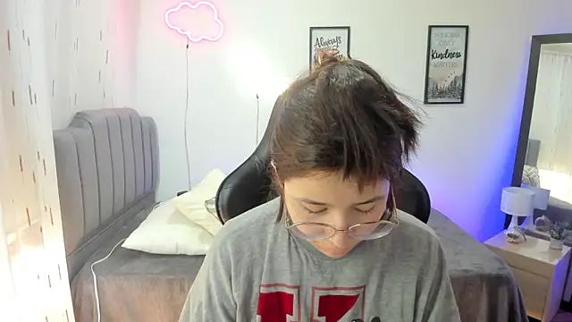 Amy joones online show from March 17, 2025, 1:39 pm