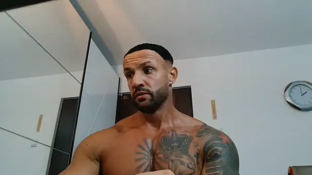 Snapshot of Magnificmuscles89 chatting on June 17, 2026, 11:01 am Magnificmuscles89 online show from June 17, 2026, 11:01 am