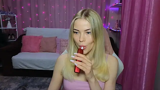 EmmyMills online show from December 2, 2024, 6:10 pm