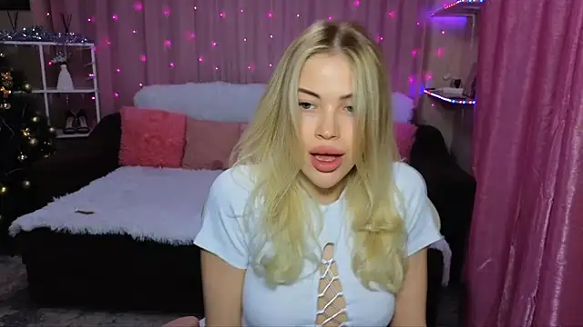 EmmyMills online show from December 8, 2024, 9:19 pm