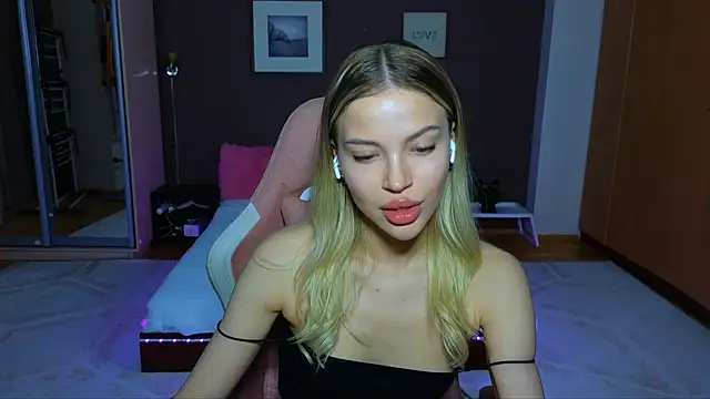 EmmyMills online show from January 18, 2025, 8:51 pm