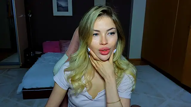 EmmyMills online show from February 14, 2025, 9:43 pm