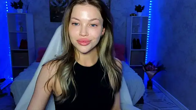 Snapshot of EmmyMills chatting on June 19, 2026, 8:56 pm EmmyMills online show from June 19, 2026, 8:56 pm