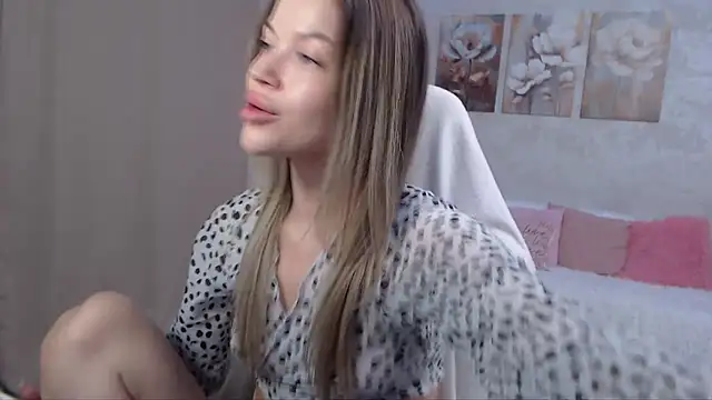 Snapshot of EmmyMills chatting on July 18, 2026, 9:07 pm EmmyMills online show from July 18, 2026, 9:07 pm